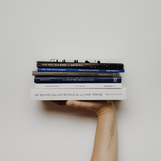 изображение руки держащей стопку книг