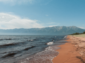 фотография песчаного пляжа на фоне гор